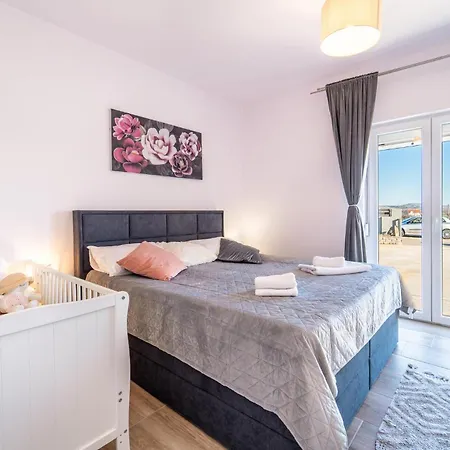 3 Bedroom Amazing In Lisane Ostovicke Holiday home