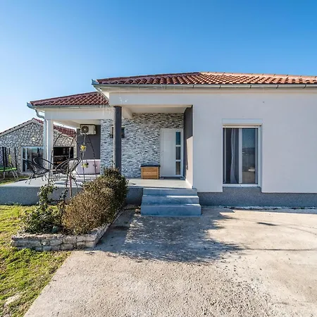 3 Bedroom Amazing In Lisane Ostovicke Holiday home *