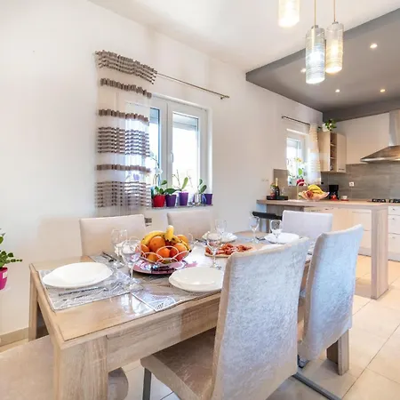 Holiday home 3 Bedroom Amazing In Lisane Ostovicke