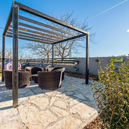 3 Bedroom Amazing In Lisane Ostovicke Holiday home *