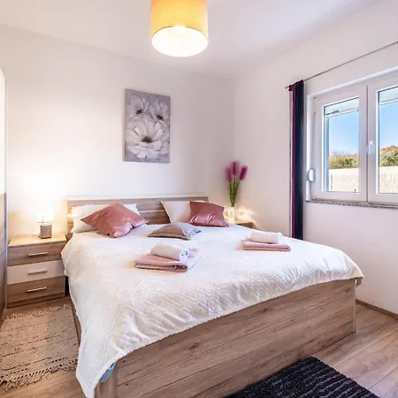 3 Bedroom Amazing In Lisane Ostovicke Holiday home