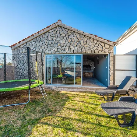 3 Bedroom Amazing In Lisane Ostovicke Holiday home Lisane Ostrovicke
