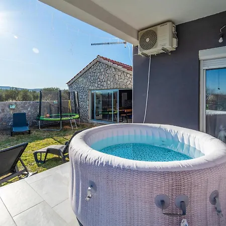 Holiday home 3 Bedroom Amazing In Lisane Ostovicke