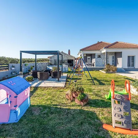 3 Bedroom Amazing In Lisane Ostovicke Holiday home Lisane Ostrovicke